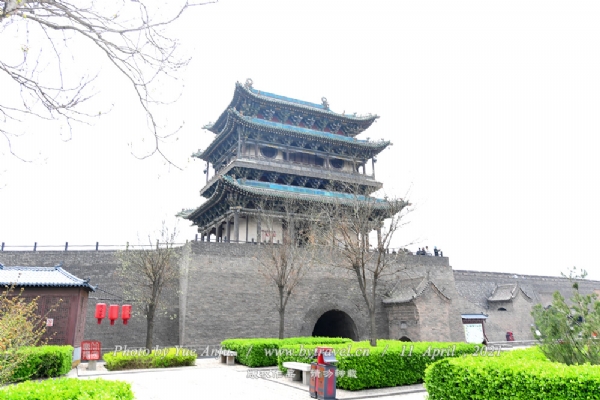 平遥城有古城门六道，东西各二。鸟瞰平遥古城，形同一只欲行未动的乌龟，“龟”头南尾北，东西四门比拟为龟之四足，民间故有“龟城”之说。南门之外，古有中都河水蜿蜒而过，从而引发了古代文人“龟前戏水，山水朝阳，城之攸建，以此为用”的感慨。乌龟是吉祥、长寿的象征，“龟城”之说源于古人对“四灵”的崇拜，“龟城”寓意固着金汤，长治久安。