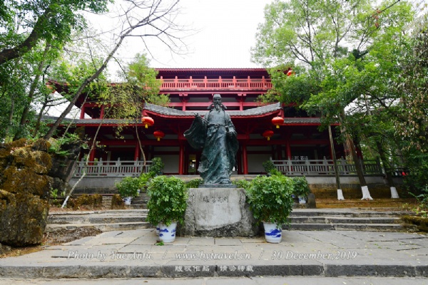 坐落在连州中学燕喜山的刘禹锡纪念馆，飞檐斗拱，采用朱红色的支柱，无不透露出中国古典式宫廷建筑风格，显得古色古香。古朴雄伟的纪念馆经精心布展后显得魅力四射：灯光、壁画、诗词、铜像等场景的搭配，烘托出一种丰富多彩的历史厚重感。