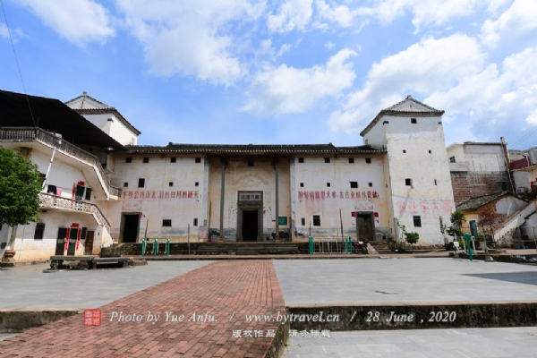 颍川旧家坐落在广东省河源市和平县林寨镇兴井村，由陈履中（字正卿，民国二年任和平县议会议员，七年任广东省议会议员，九年任和平县知事）于民国十八年（1929年）创建。正中阳刻“颖川旧家”四个楷字，落款是庚午年（1930年）谭泽闿书。